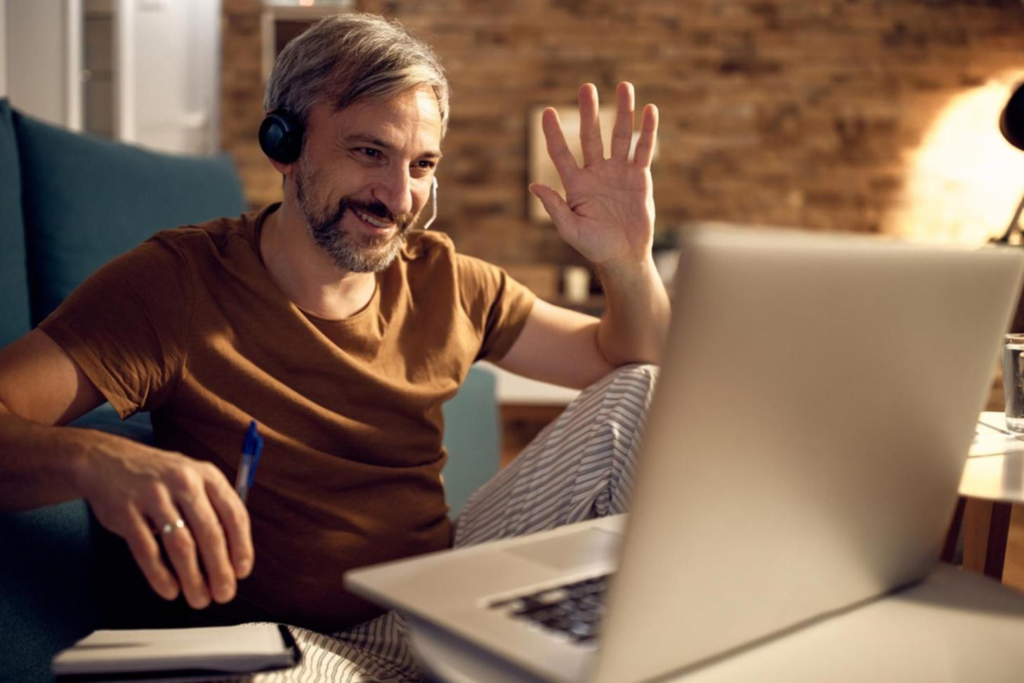 Budgetplanung am Schreibtisch mit Unterlagen und Computer